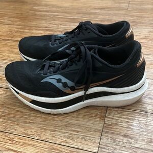 Saucony Endorphin Speed Running Shoes Sneakers - black white gold - womens 7